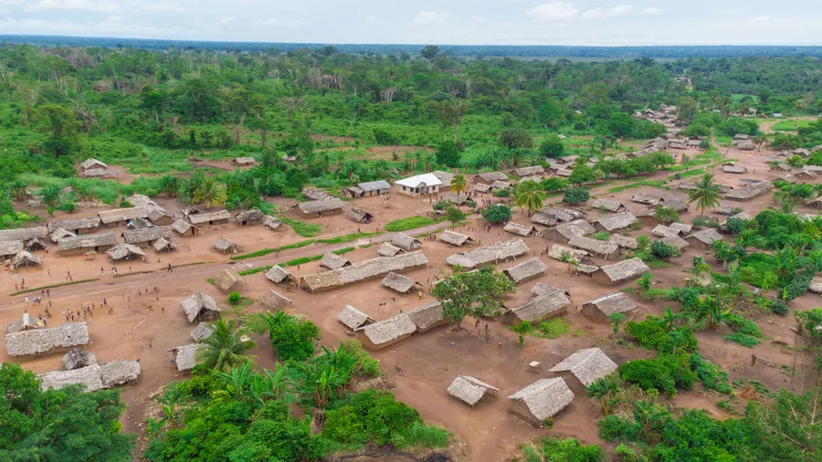 Vista aérea de una aldea rural rodeada de vegetación exuberante en Congo (Brazzaville)