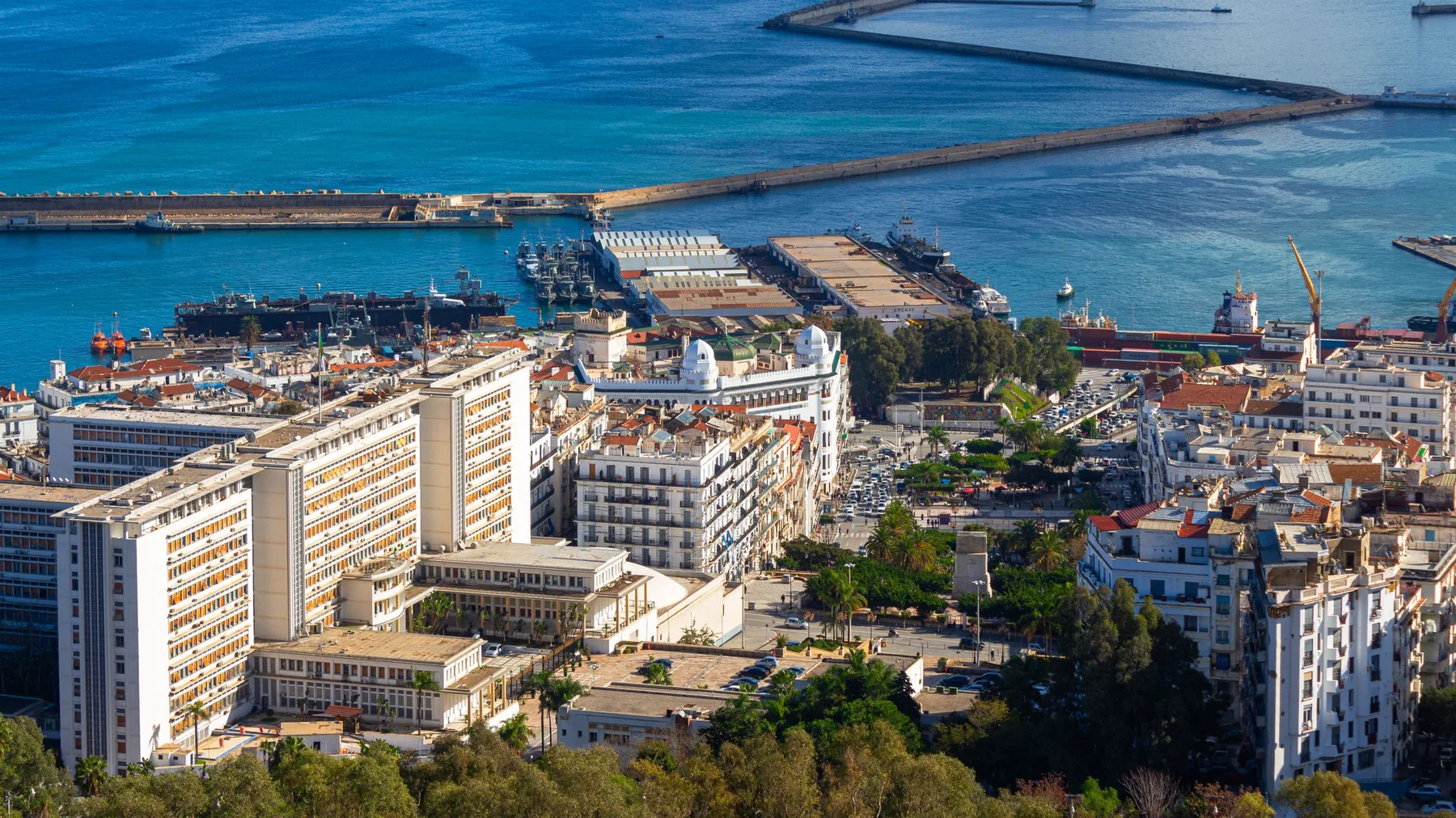 Vista aérea de Argel con el puerto y la ciudad en un día soleado