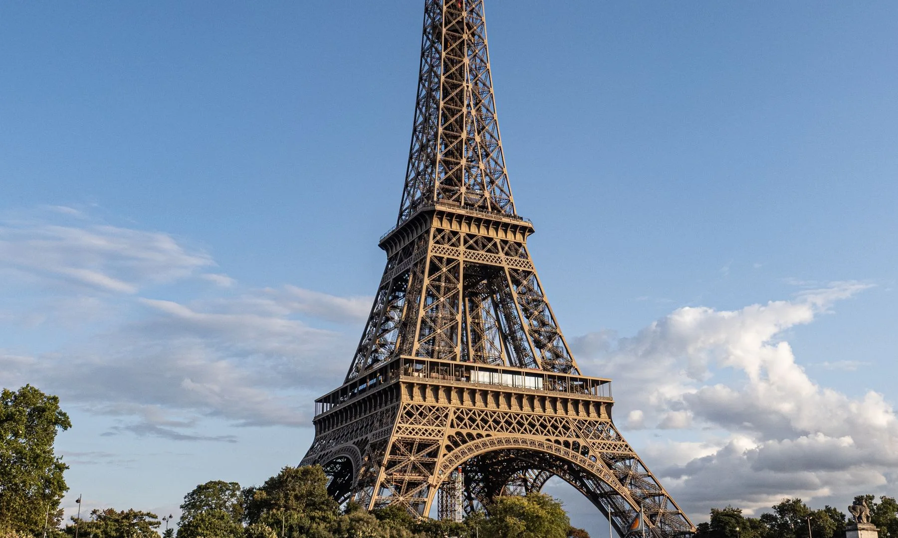 Torre Eiffel junto al río Sena en París, Francia, en un día despejado