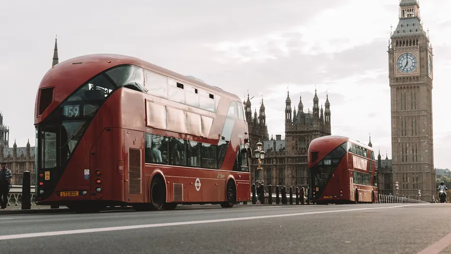 Autobuses rojos de dos pisos en Westminster Bridge con Big Ben al fondo, en Londres