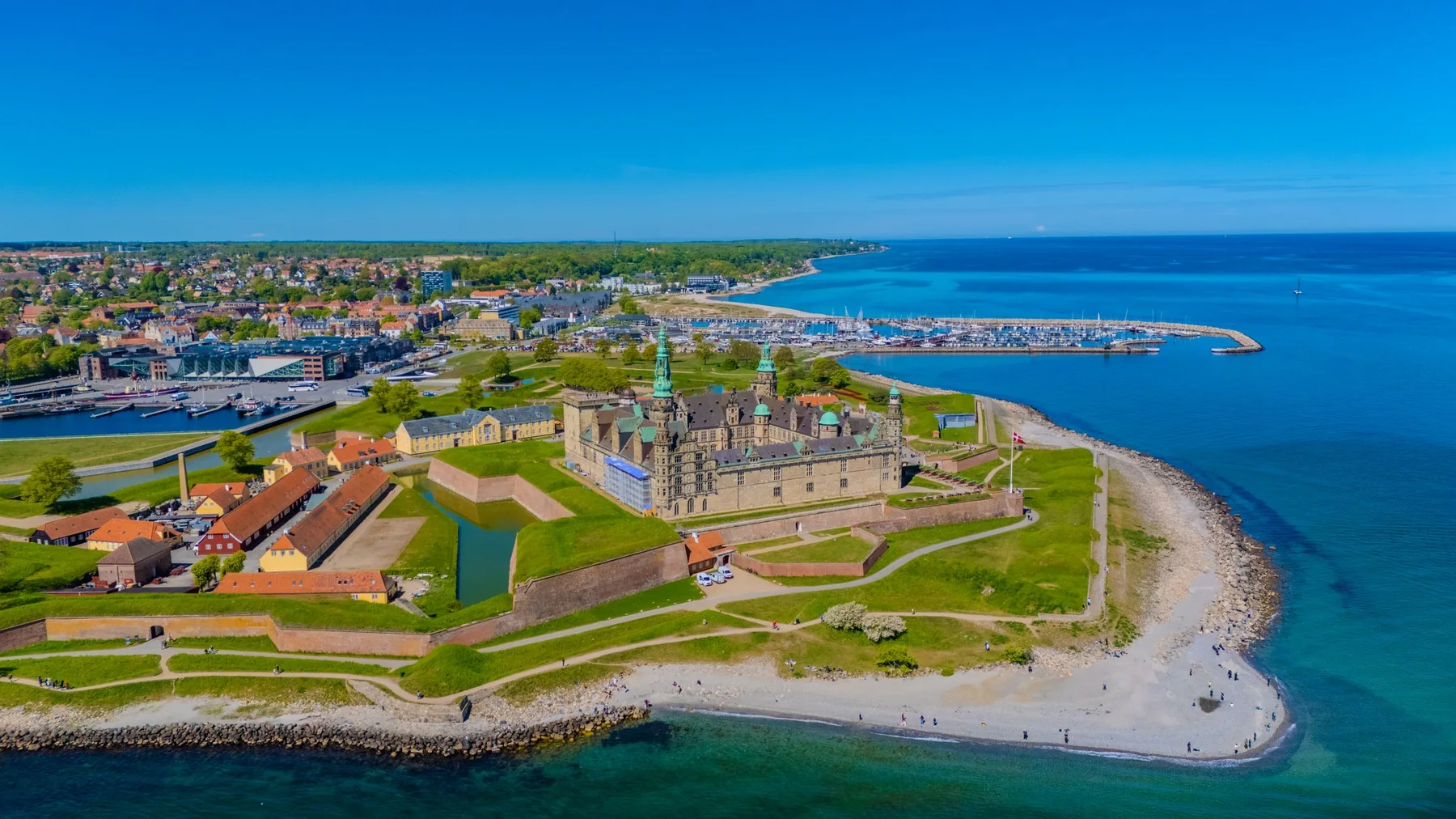 Vista aérea del castillo de Kronborg en Helsingør, Dinamarca, junto al mar azul y rodeado de vegetación