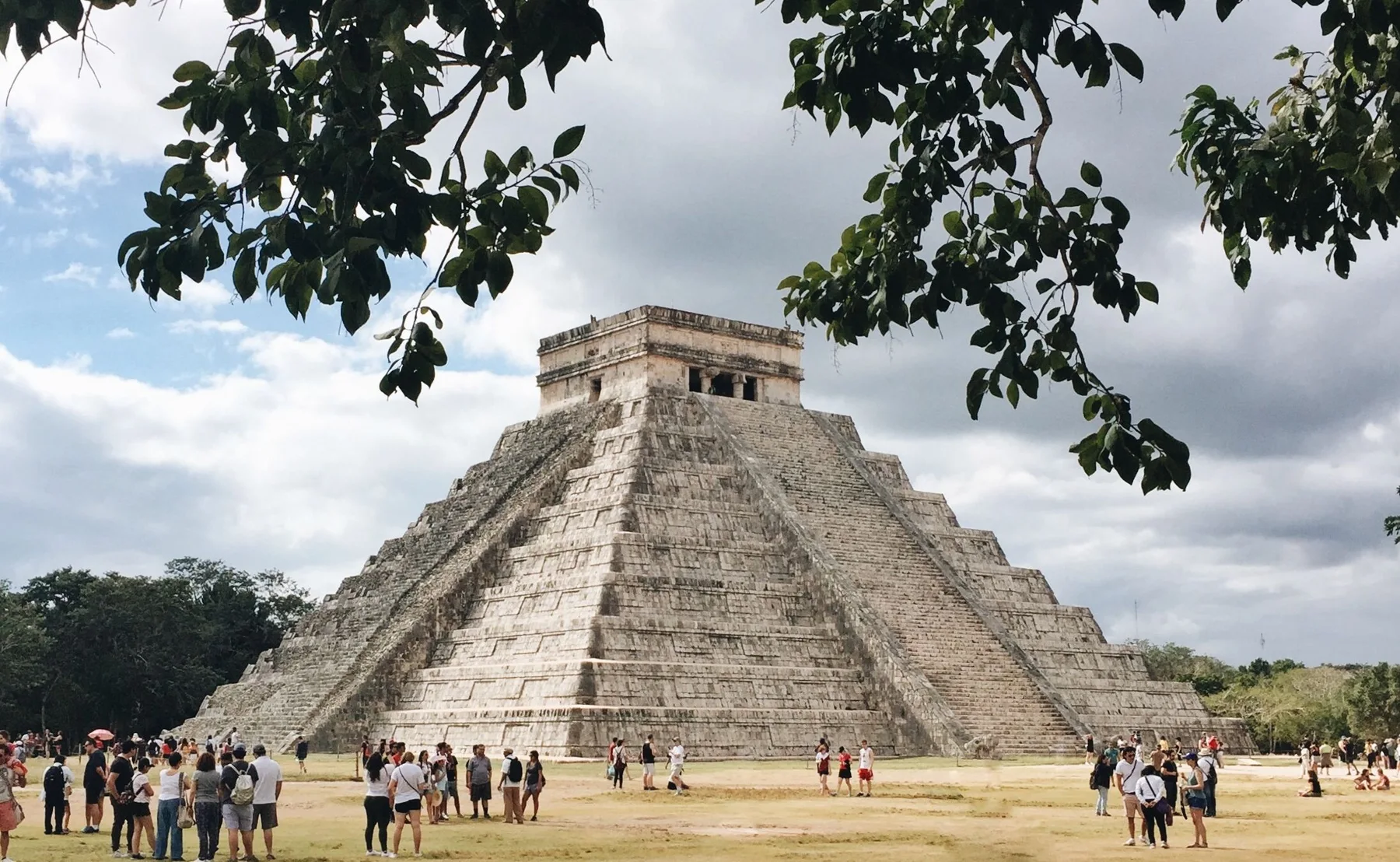 El Castillo en Chichén Itzá, con turistas alrededor, sitio arqueológico maya en México
