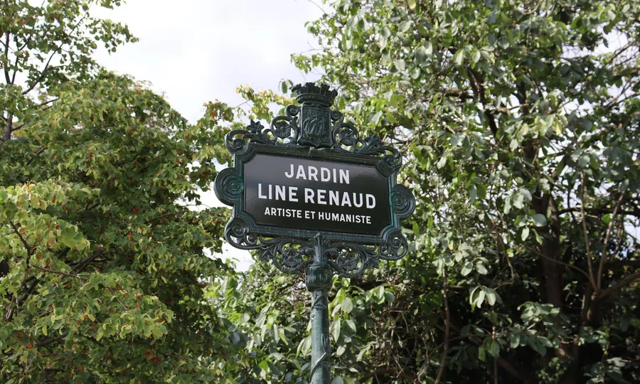 Cartel del jardín Line Renaud en un parque arbolado de París