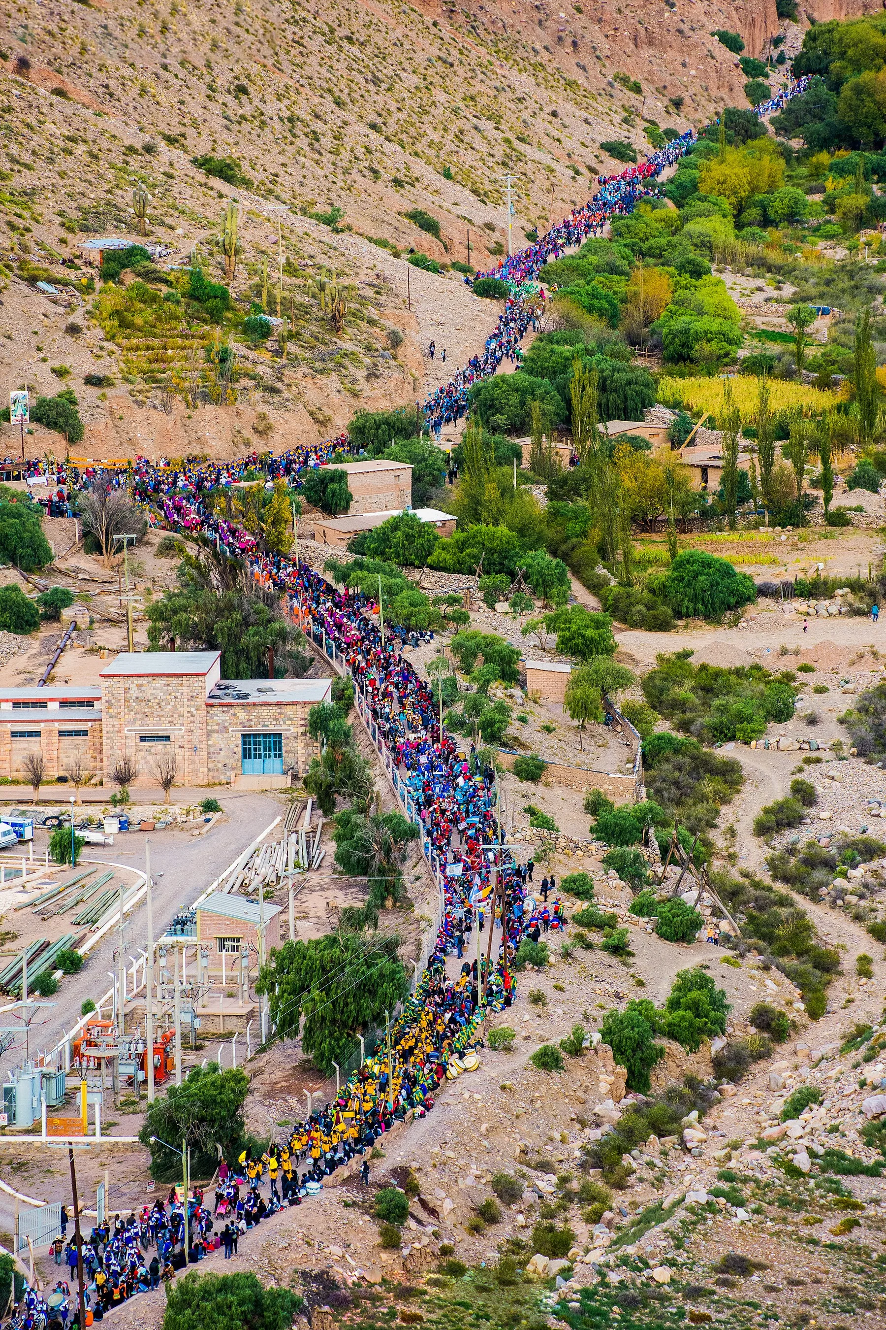 La Virgen de Copacabana del Abra de Punta Corral descendiendo al pueblo de Tilcara durante la procesión del Miércoles Santo, Jujuy, Argentina
