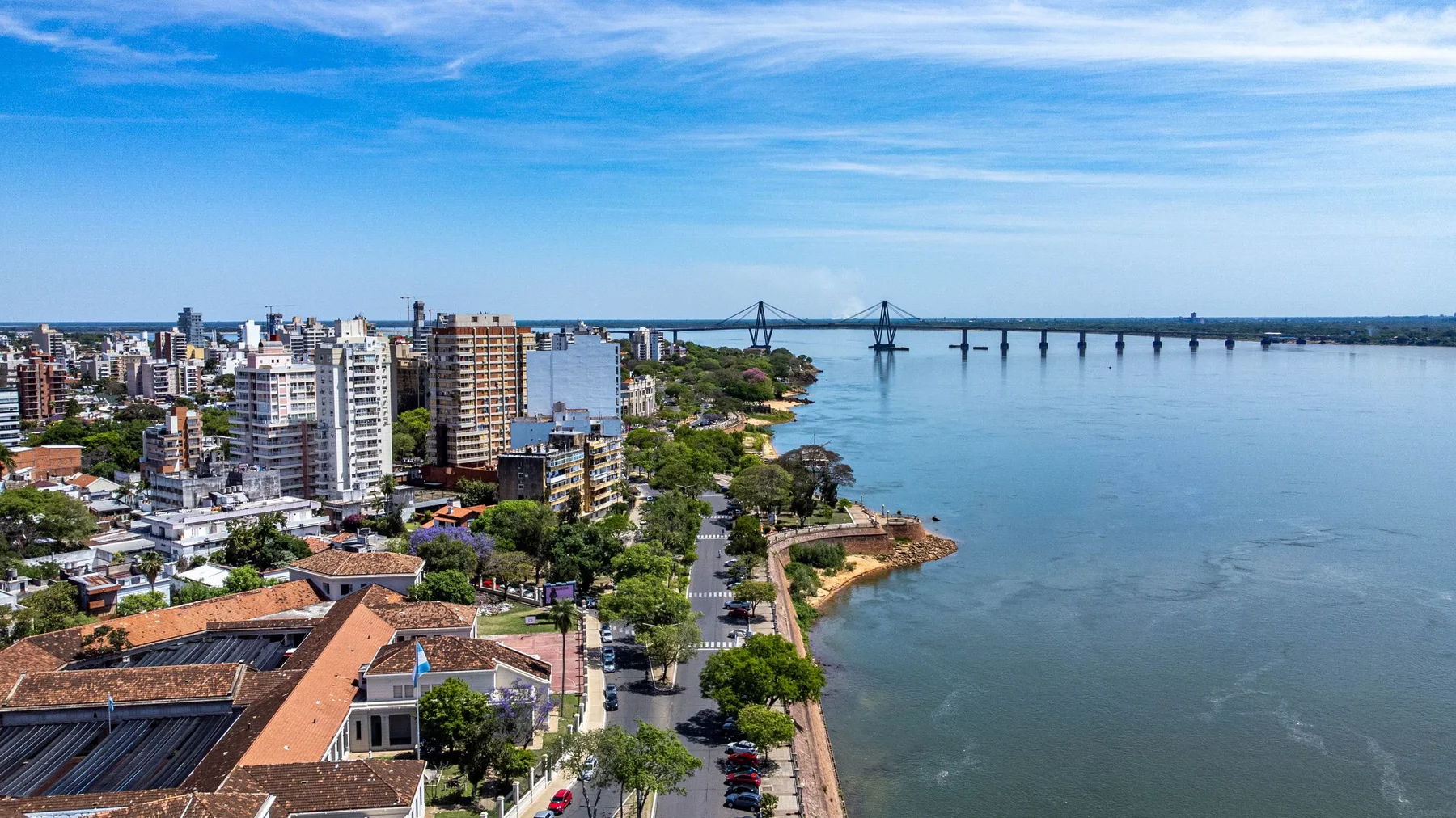 Vista aérea de la ciudad de Corrientes y su puente icónico sobre el río Paraná, Argentina