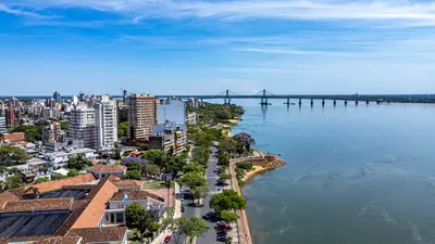 Vista aérea de la ciudad de Corrientes y su puente icónico sobre el río Paraná, Argentina
