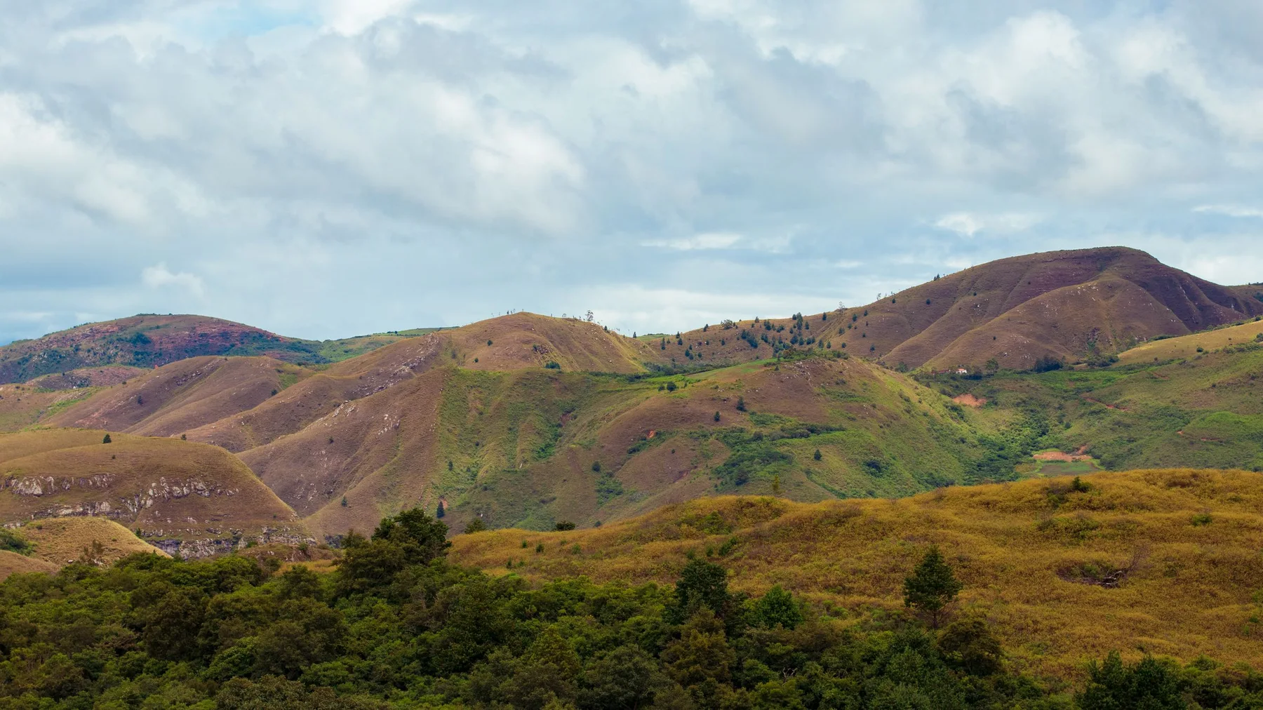 Explore the rolling hills and lush landscapes of Samaipata, a tranquil spot in Bolivia's Santa Cruz Department.