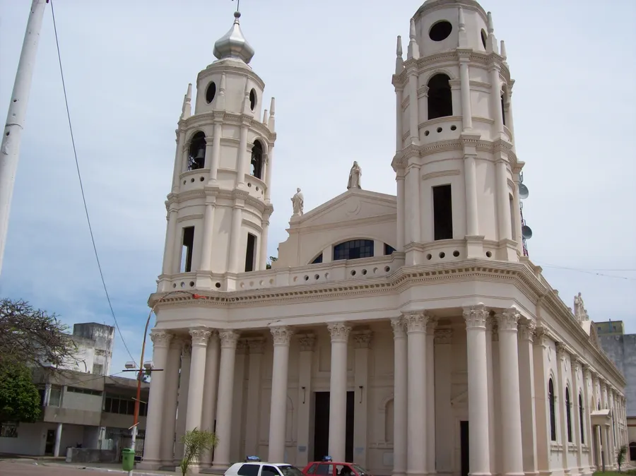 Iglesia Catedral Nuestra Señora del Rosario frente a la Plaza Mitre, en el centro histórico de Goya, Corrientes
