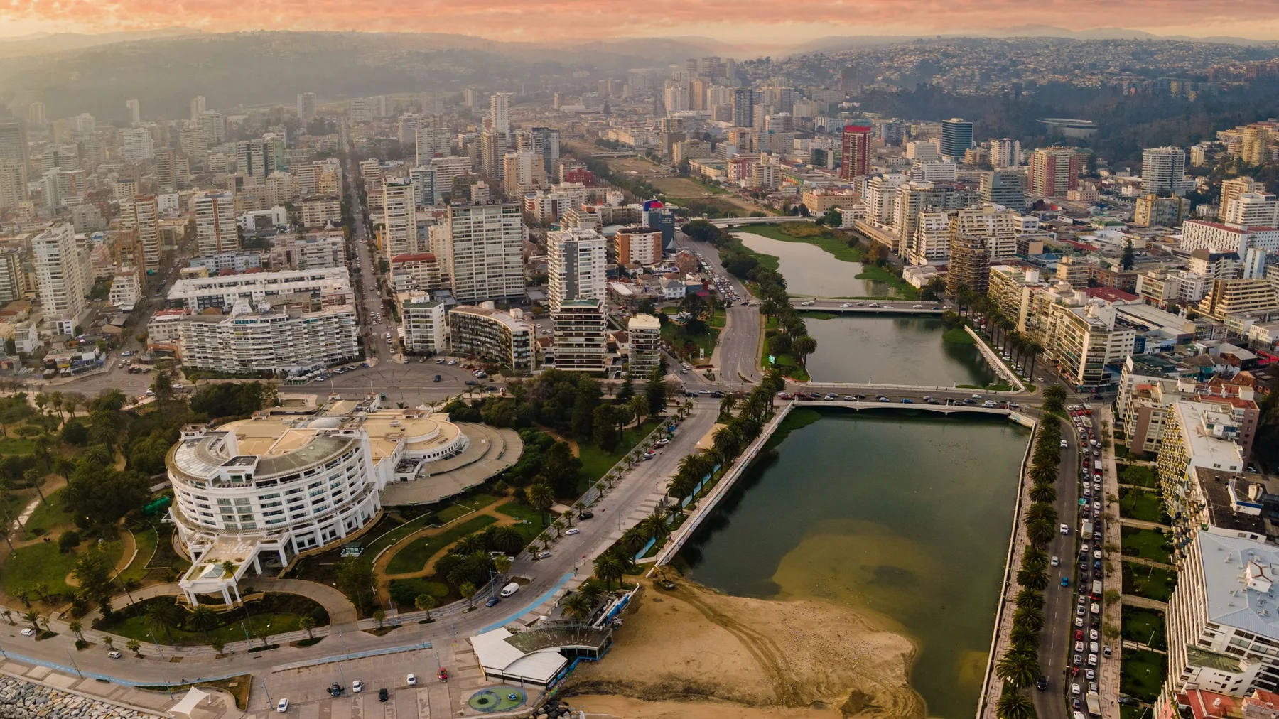 Vista aérea de una ciudad costera mediterránea al atardecer