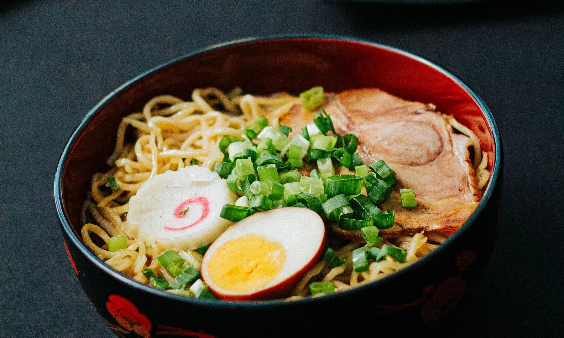 Tazón de ramen japonés con huevo, narutomaki y cebolleta