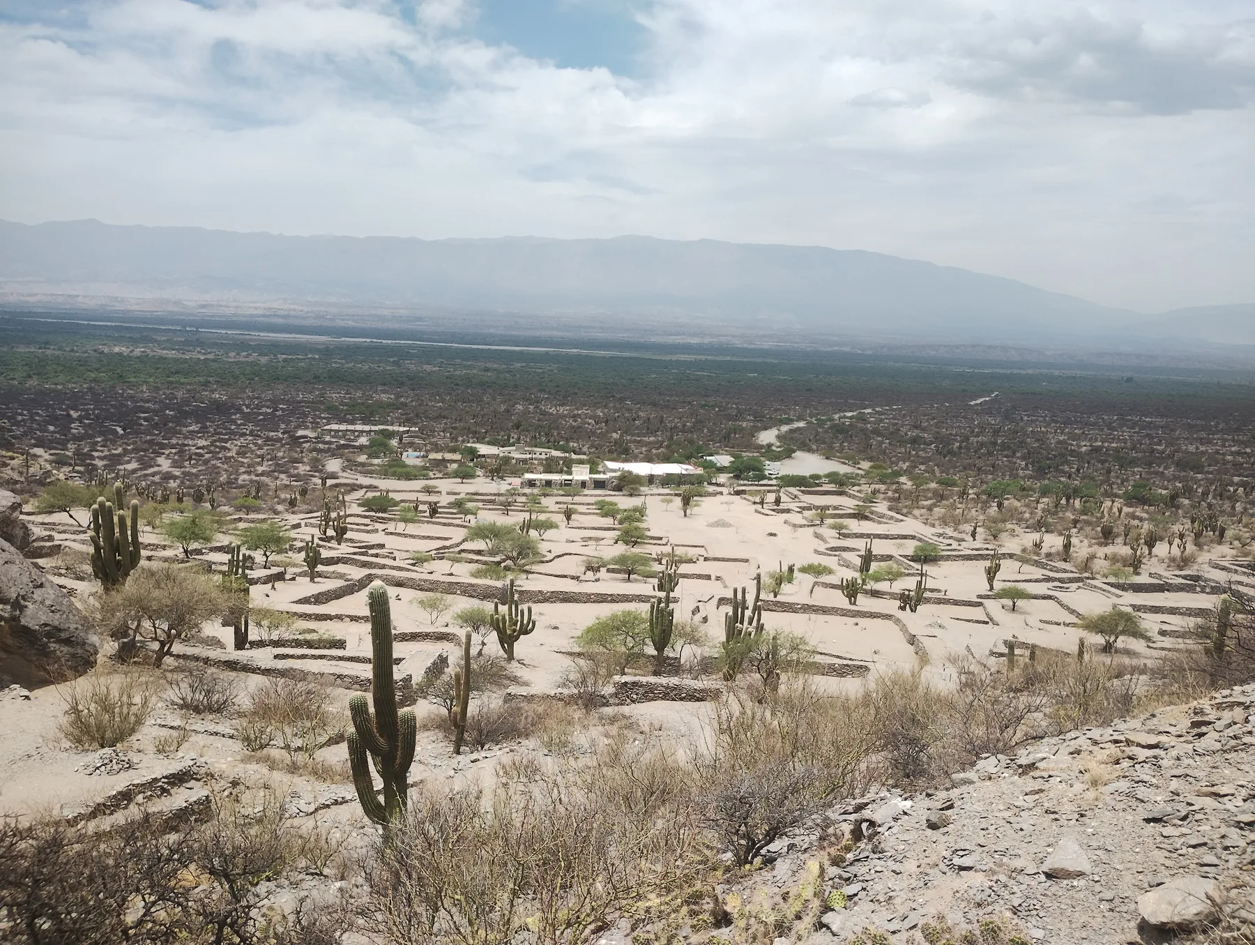 Ruinas de la ciudad sagrada de Quilmes, en el Valle Calchaquí de Tucumán, el asentamiento precolombino más extenso de Argentina