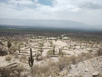 Ruinas de la ciudad sagrada de Quilmes, en el Valle Calchaquí de Tucumán, el asentamiento precolombino más extenso de Argentina