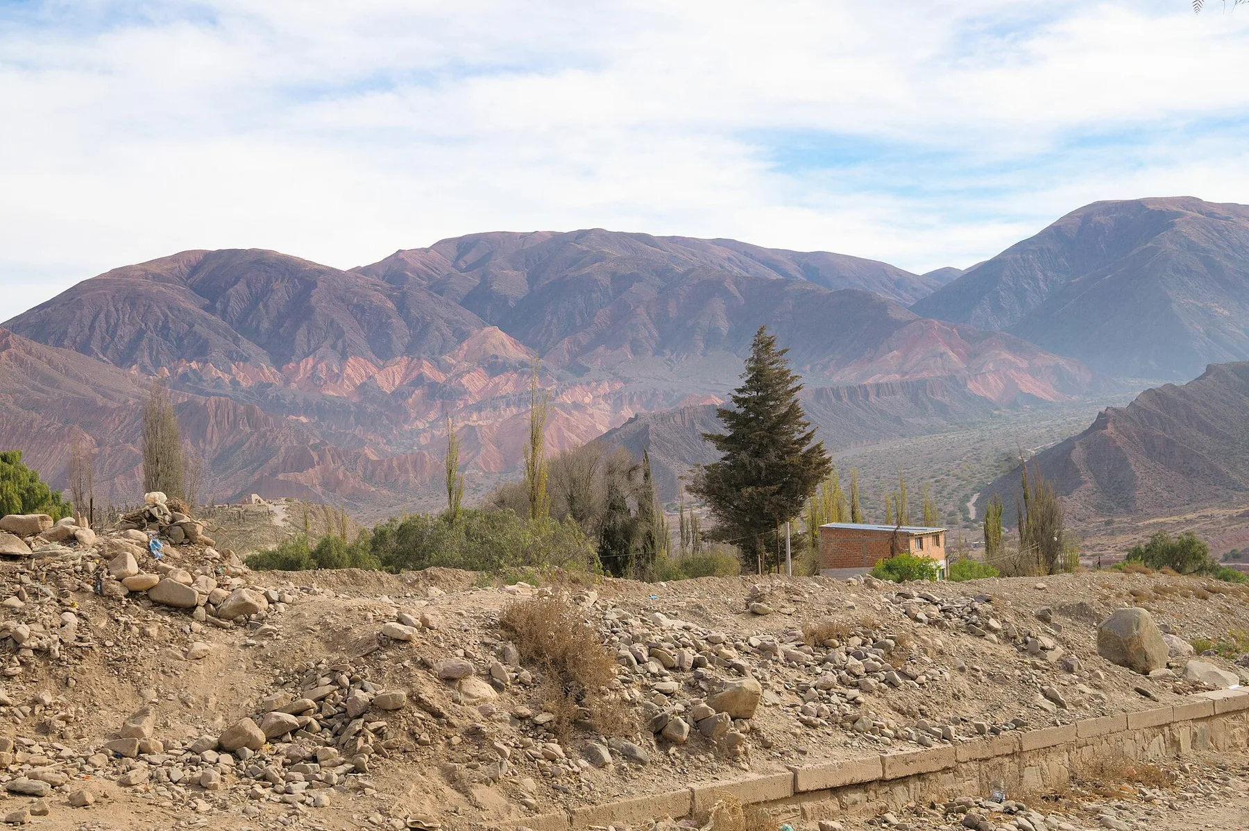 Cerros multicolores de la Quebrada de Humahuaca en Tilcara, Jujuy, Argentina