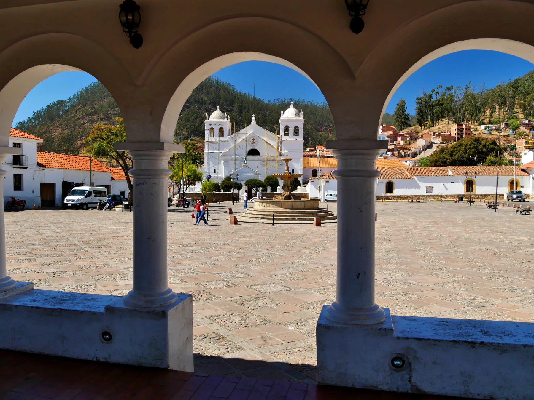 Plaza e iglesia de La Recoleta vistas desde sus arcos en Sucre