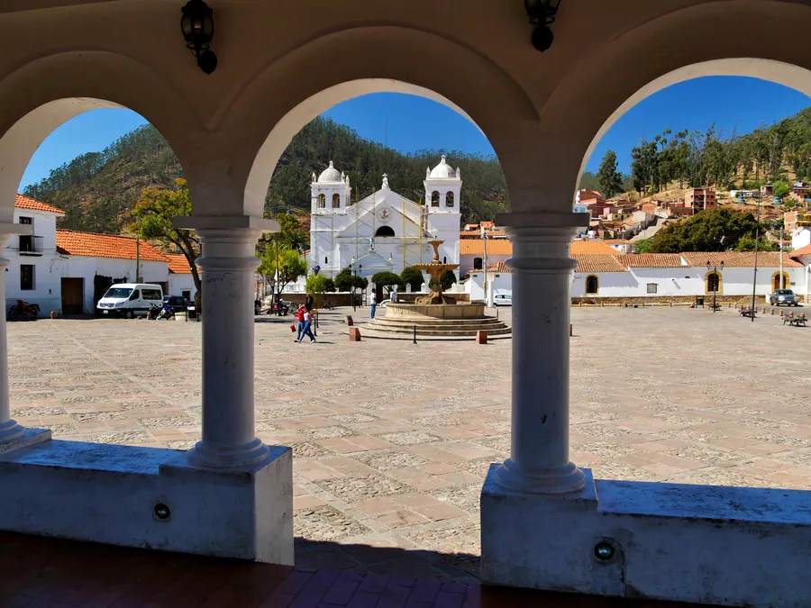 Plaza e iglesia de La Recoleta vistas desde sus arcos en Sucre