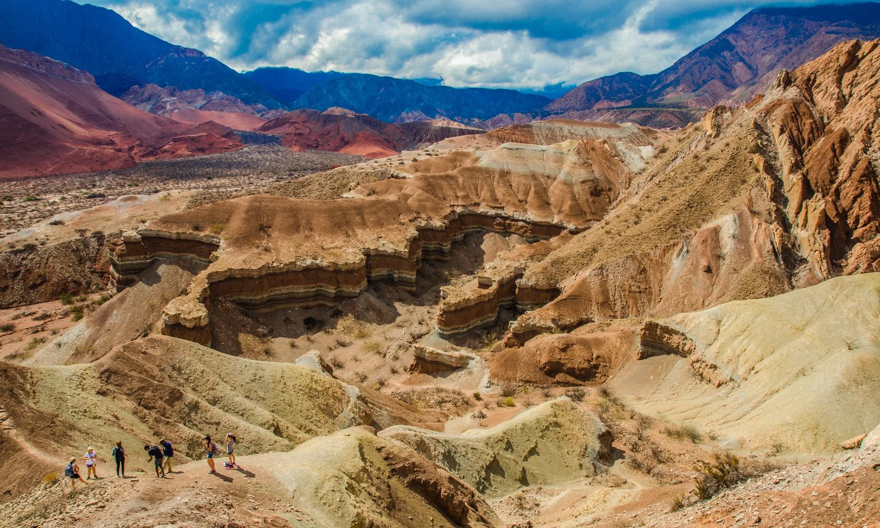 Personas recorren el paisaje del Cañón de Cafayate, en Salta