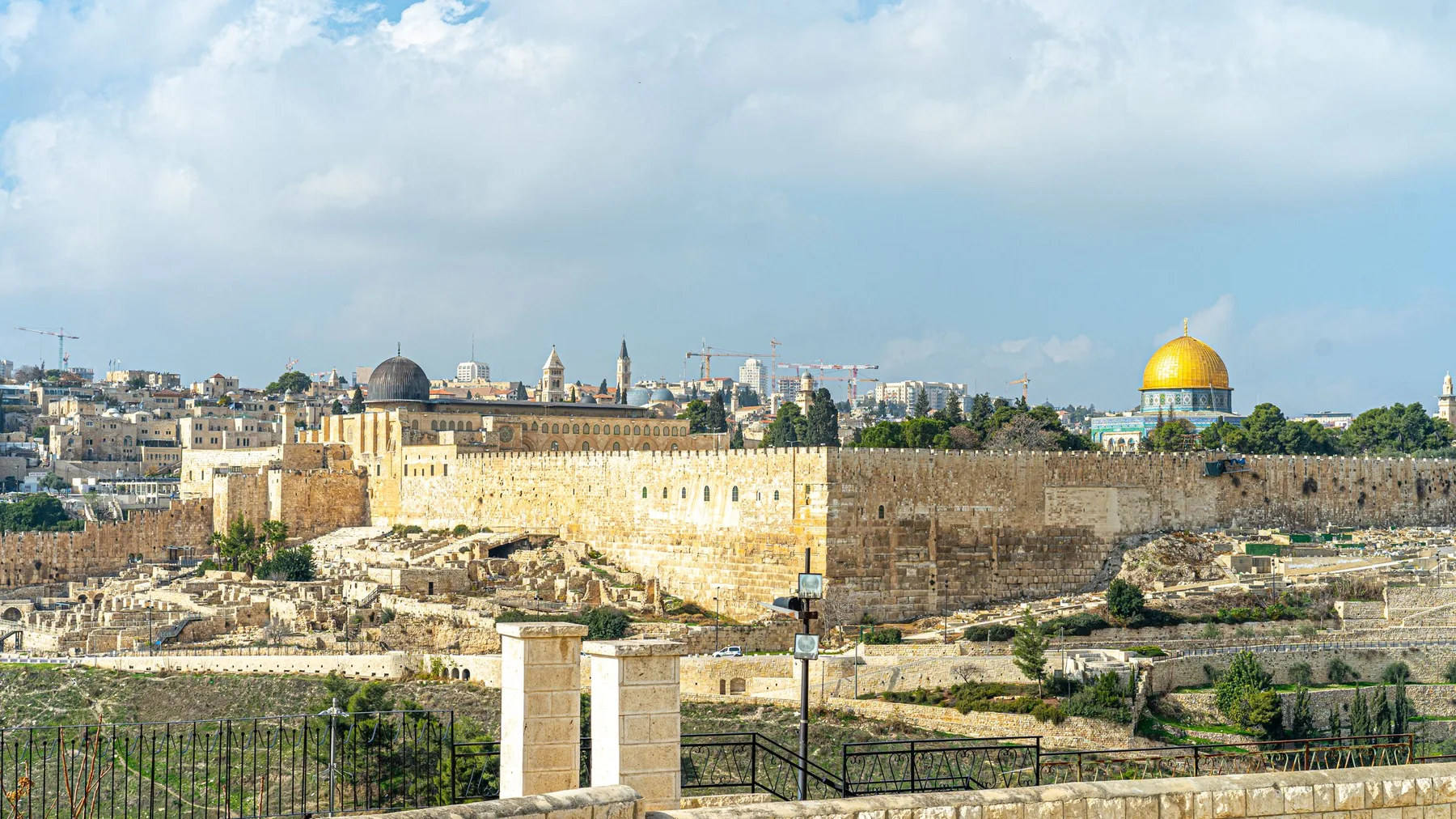 Vista panorámica de la Ciudad Vieja de Jerusalén con la Cúpula de la Roca y las murallas antiguas bajo cielo despejado