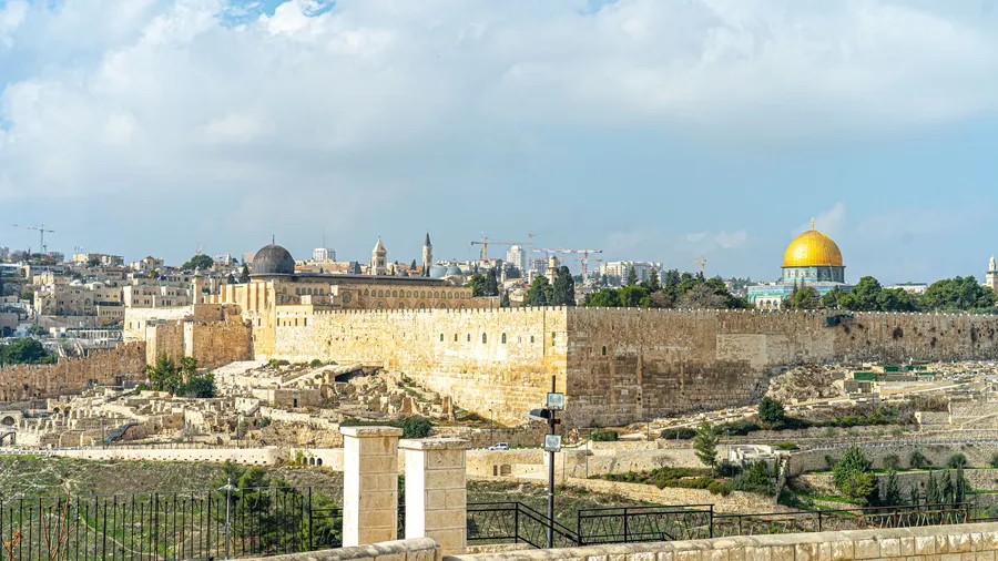 Vista panorámica de la Ciudad Vieja de Jerusalén con la Cúpula de la Roca y las murallas antiguas bajo cielo despejado