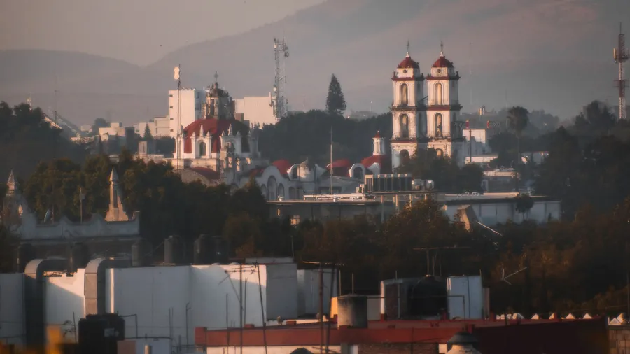 Vista panorámica de Saltillo, Coahuila, con su arquitectura emblemática y cerros al fondo durante el atardecer