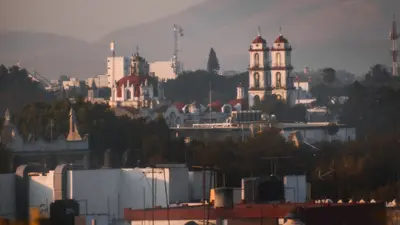 Vista panorámica de Saltillo, Coahuila, con su arquitectura emblemática y cerros al fondo durante el atardecer