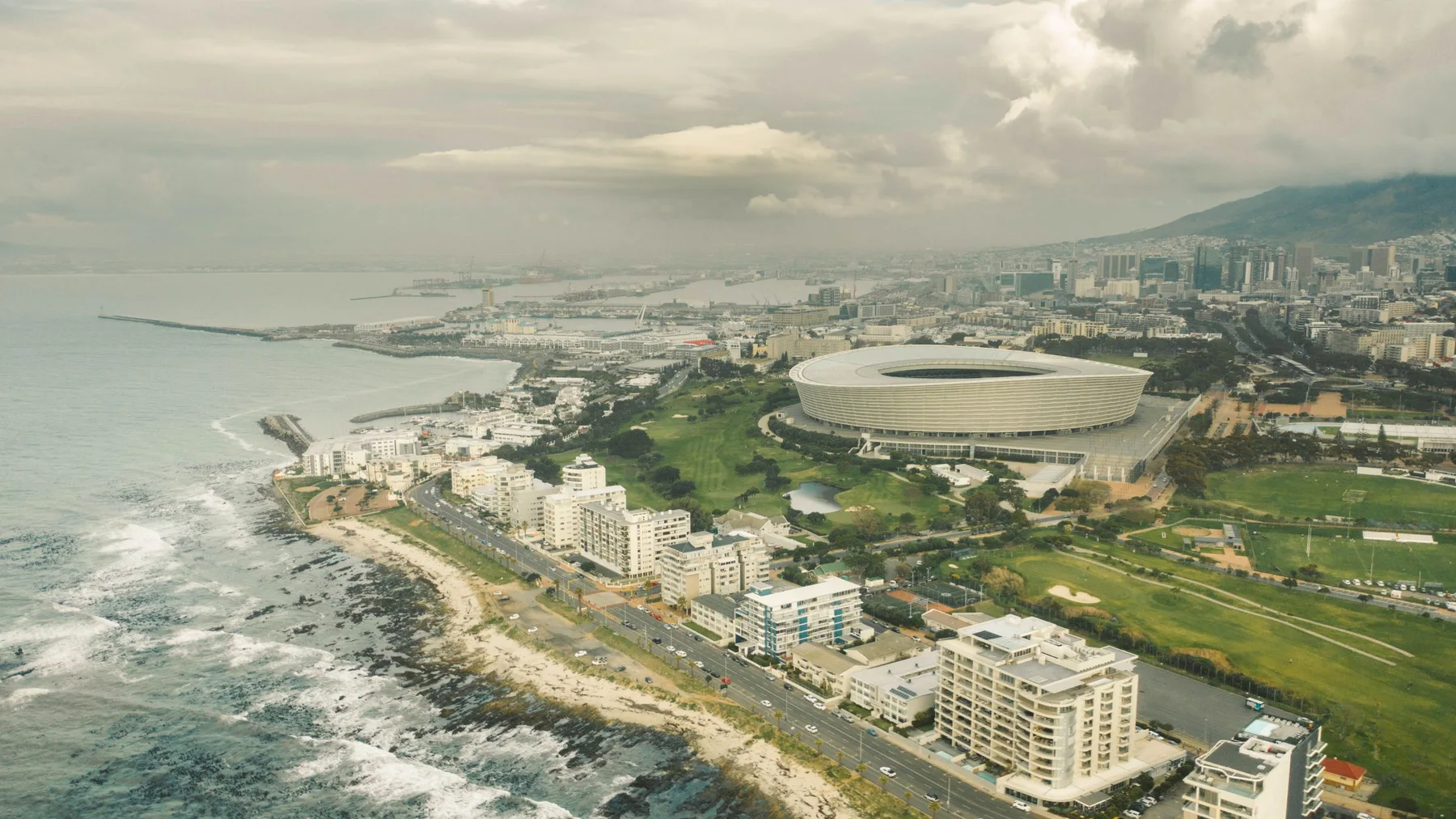 Vista aérea de la costa de Ciudad del Cabo con la ciudad y el estadio