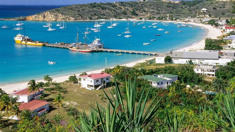 Vista aérea de Sandy Ground Bay en Anguila, con barcos y aguas turquesa