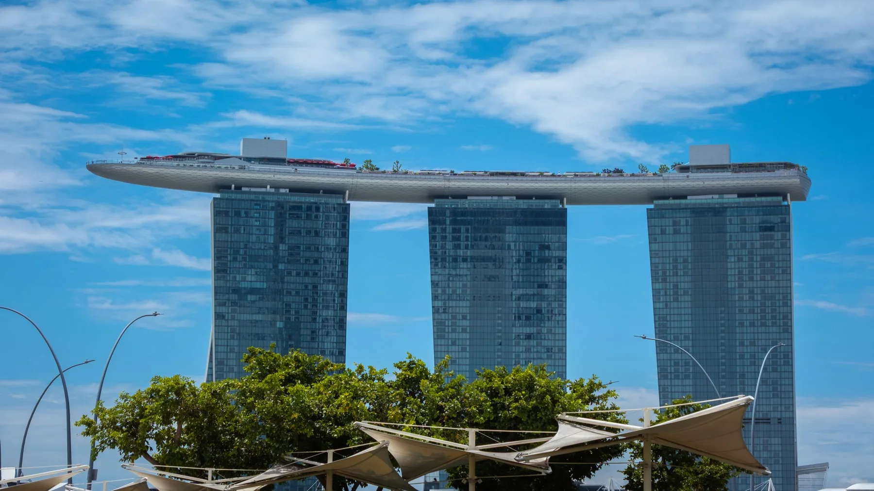 Marina Bay Sands Hotel bajo un cielo azul intenso en Singapur