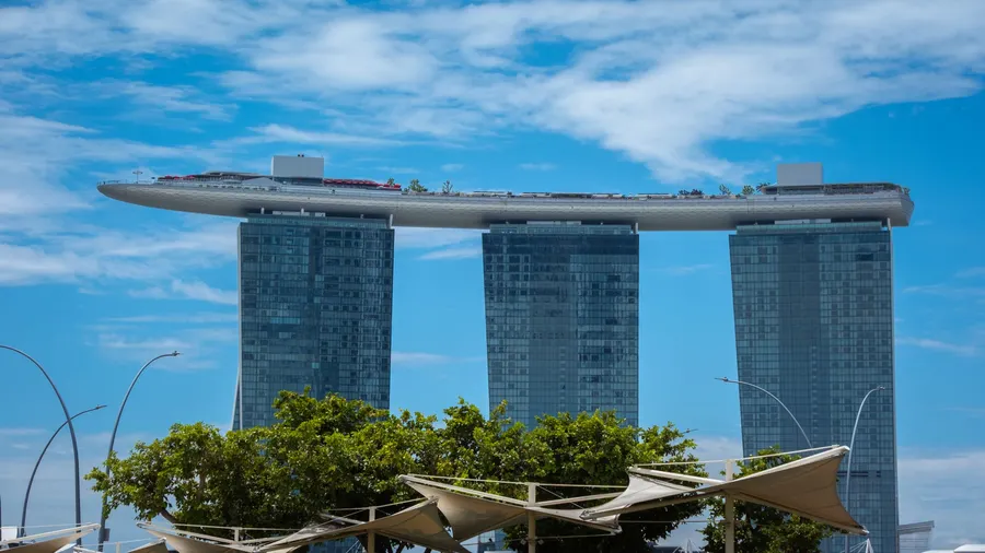 Marina Bay Sands Hotel bajo un cielo azul intenso en Singapur
