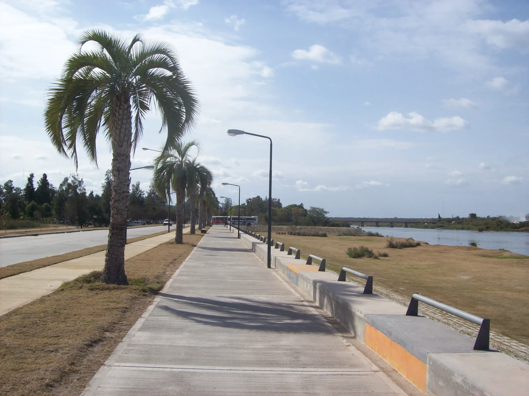 Vista de la costanera de Termas de Río Hondo junto al río Dulce, Santiago del Estero, Argentina