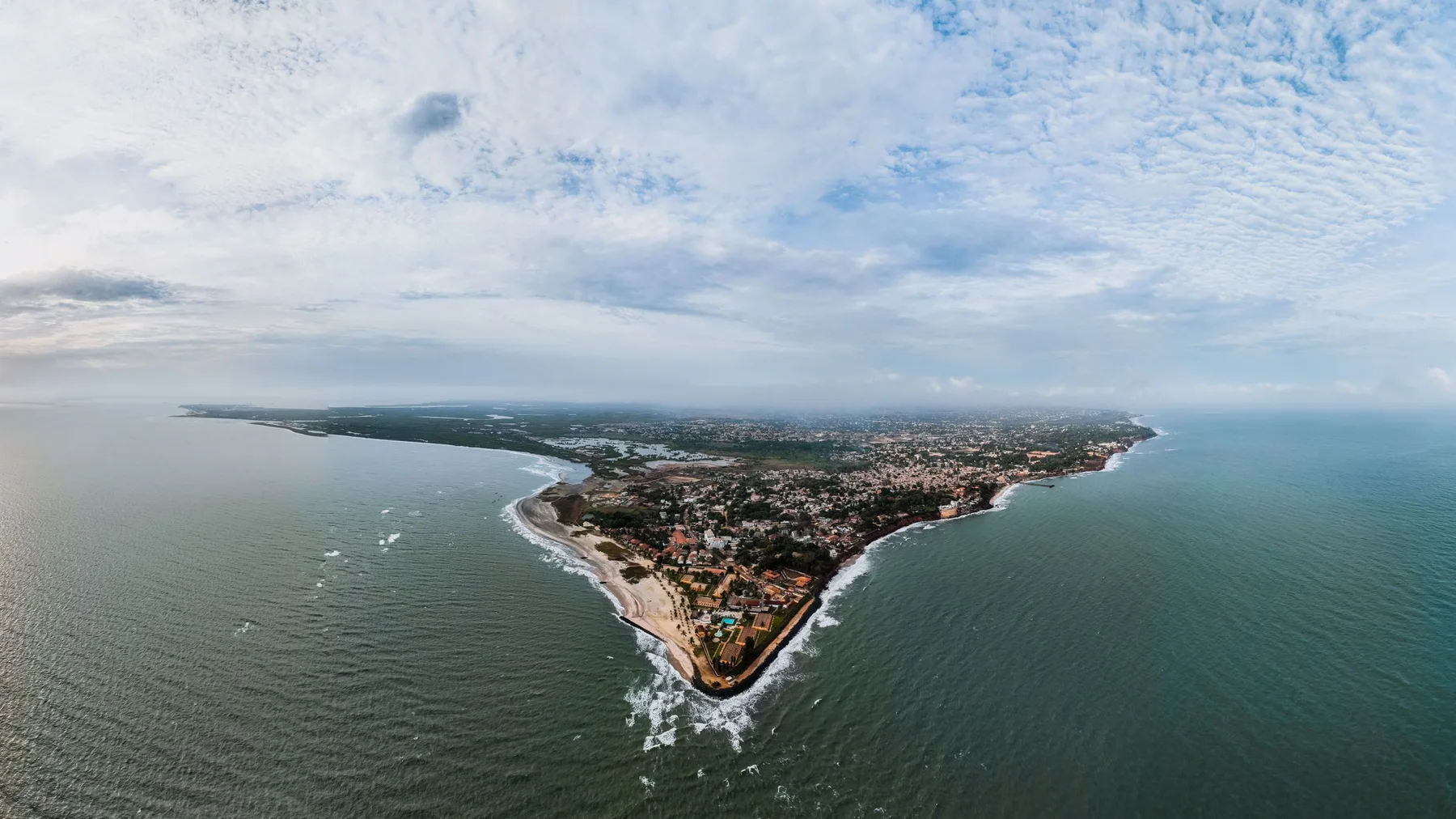 Vista aérea de la costa de Banjul, Gambia, con playas amplias bajo un cielo nublado