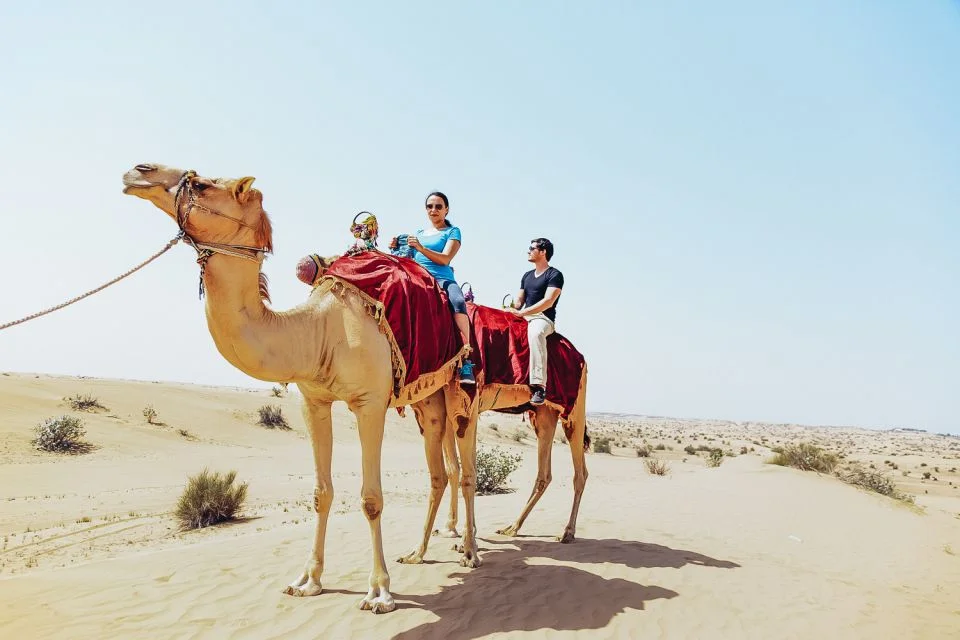 Dubái: safari dunas rojas, camello, sandboarding y barbacoa