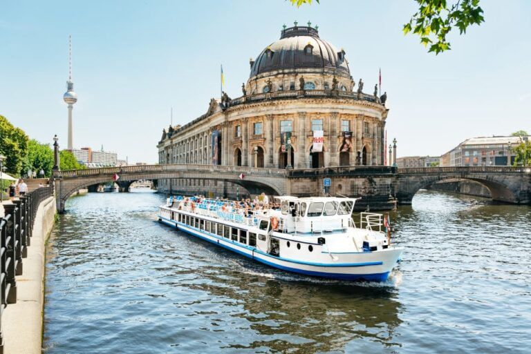 Berlín: tour de 1 hora en barco con asiento garantizado